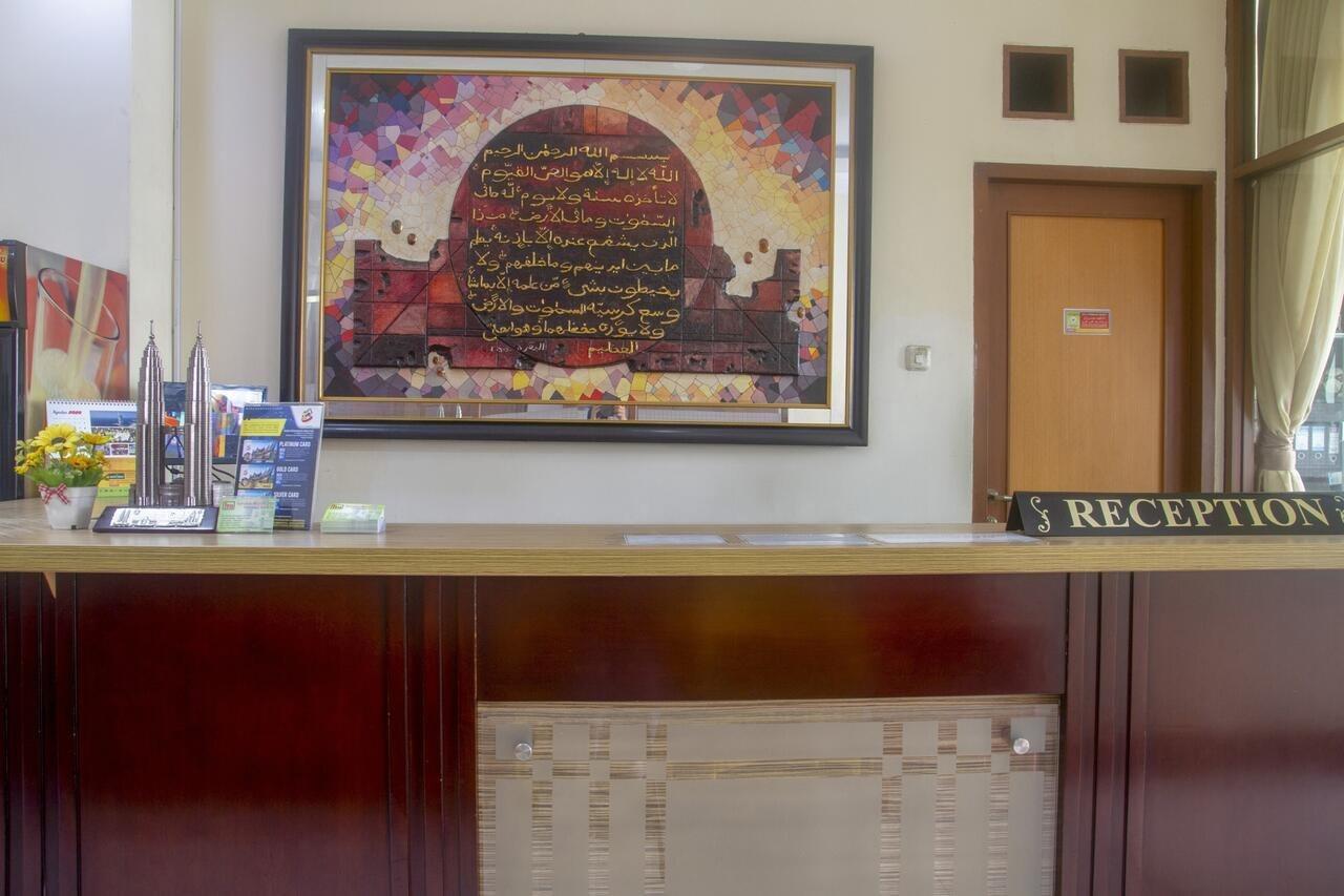 Oyo 3894 Karunia Muslim Syariah Hotel Jakarta Exterior photo