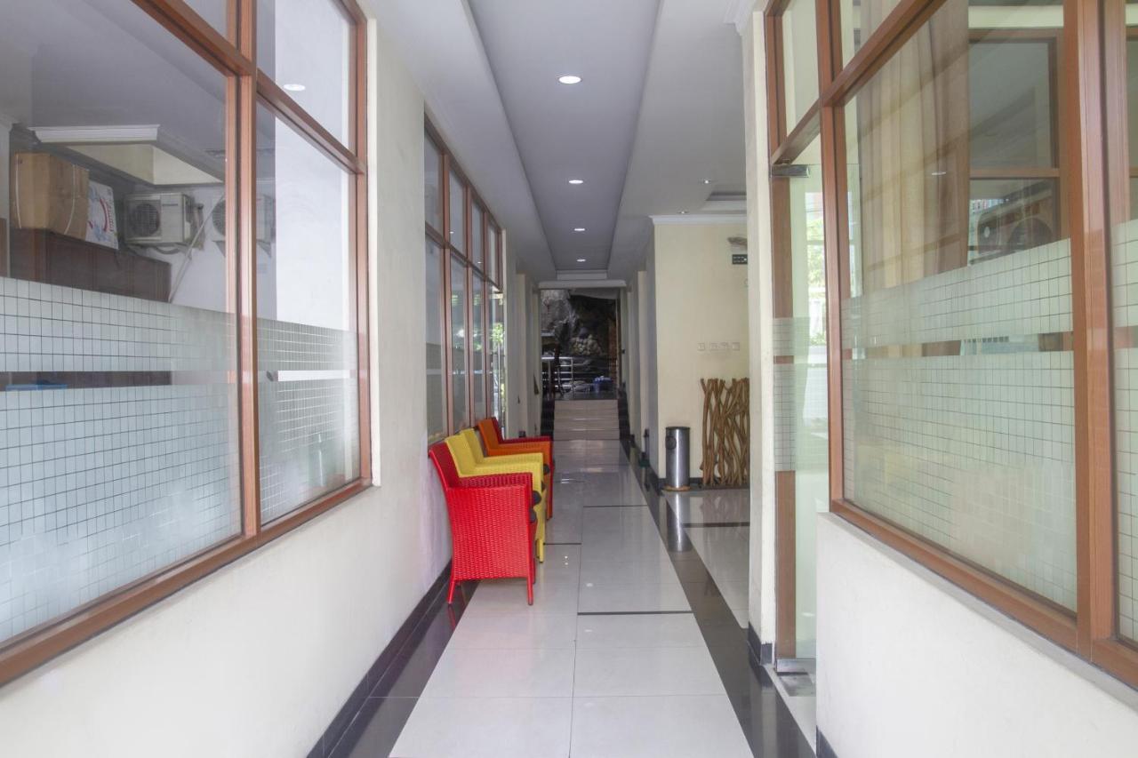 Oyo 3894 Karunia Muslim Syariah Hotel Jakarta Exterior photo